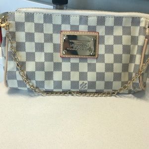 White crossbody with removable strap! 👛